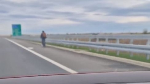 ŠTA LI JE NJEMU BILO NA PAMETI? Biciklista u zaustavnoj traci na auto-putu Šabac-Ruma (VIDEO)