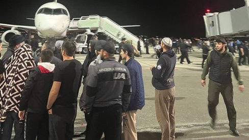 СНАГЕ БЕЗБЕДНОСТИ РАШЧИСТИЛЕ АЕРОДРОМ У МАХАЧКАЛИ: Муфтија Дагестана напад на Јевреје назвао грешком, има повређених (ФОТО/ВИДЕО) СНАГЕ БЕЗБЕДНОСТИ РАШЧИСТИЛЕ АЕРОДРОМ У МАХАЧКАЛИ: Муфтија Дагестана напад на Јевреје назвао грешком, има повређених (ФОТО/ВИДЕО)