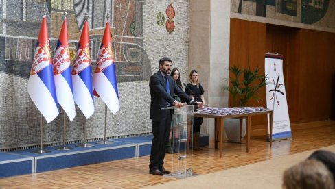 СРБИЈА ЈЕ ОДАВНО И ЊИХОВА КУЋА Шапић: Чинићемо све да што већем броју избегличких породица обезбедимо станове СРБИЈА ЈЕ ОДАВНО И ЊИХОВА КУЋА Шапић: Чинићемо све да што већем броју избегличких породица обезбедимо станове