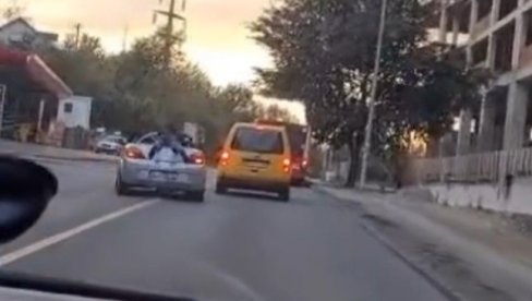 СВЕ ВИШЕ НЕСАВЕСНИХ ВОЗАЧА НА БЕОГРАДСКИМ УЛИЦАМА: Појавио се нови снимак који је све оставио у чуду (ВИДЕО) СВЕ ВИШЕ НЕСАВЕСНИХ ВОЗАЧА НА БЕОГРАДСКИМ УЛИЦАМА: Појавио се нови снимак који је све оставио у чуду (ВИДЕО)