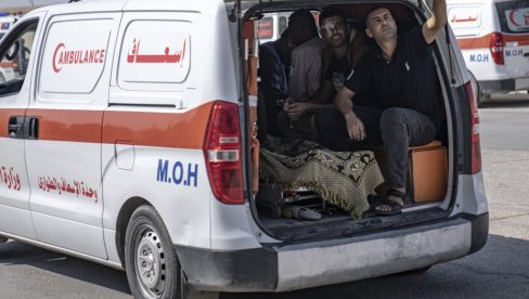 RANJENI PALESTINCI PREŠLI U EGIPAT:  Nakon nekoliko nedelja granični prelaz Rafa konačno otvoren za građane iz Pojasa Gaze