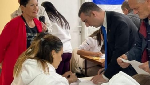 РЕШЕНИ СМО ДА ПОКАЖЕМО ЈЕДИНСТВО: Орлић пружио подршку листи Александар Вучић - Србија не сме да стане (ФОТО) РЕШЕНИ СМО ДА ПОКАЖЕМО ЈЕДИНСТВО: Орлић пружио подршку листи Александар Вучић - Србија не сме да стане (ФОТО)