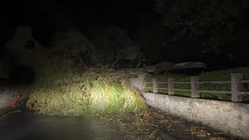 DRAMATIČNI PRIZORI U FRANCUSKOJ: Više od milion domova ostalo bez struje posle oluje Kiran, sumnja se i da ima mrtvih (VIDEO)