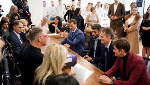 СНС ПРВА ПРЕДАЛА И ИЗБОРНУ ЛИСТУ ЗА БЕОГРАД: Шапић, Брнабићева и Мали уз функционере и активисте предали кутије (ФОТО) СНС ПРВА ПРЕДАЛА И ИЗБОРНУ ЛИСТУ ЗА БЕОГРАД: Шапић, Брнабићева и Мали уз функционере и активисте предали кутије (ФОТО)