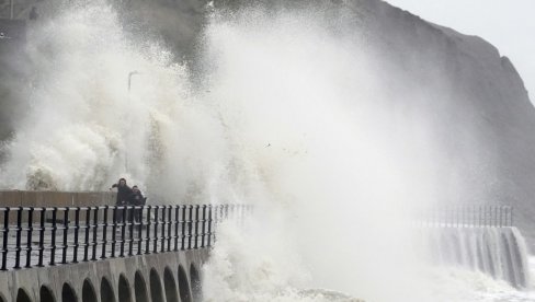NA ŽENU PALO STABLO, MILIONI LJUDI BEZ STRUJE: Oluja napravila haos širom Evrope, loše vesti se samo nižu (FOTO/VIDEO) NA ŽENU PALO STABLO, MILIONI LJUDI BEZ STRUJE: Oluja napravila haos širom Evrope, loše vesti se samo nižu (FOTO/VIDEO)