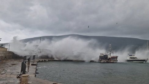 SNIMAK SNAŽNOG NEVREMENA KOD SPLITA: Grad pao u nekoliko mesta, saobraćaj blokiran (VIDEO) SNIMAK SNAŽNOG NEVREMENA KOD SPLITA: Grad pao u nekoliko mesta, saobraćaj blokiran (VIDEO)