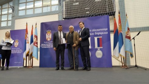 ОСТАЛИ ДОСЛЕДНИ БОРБИ ЗА СЛОБОДУ: Министар Никола Селаковић уручио борачке споменице борцима са подручја куршумлијске општине ОСТАЛИ ДОСЛЕДНИ БОРБИ ЗА СЛОБОДУ: Министар Никола Селаковић уручио борачке споменице борцима са подручја куршумлијске општине
