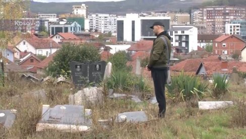 NJIMA SMETAJU I ŽIVI I MRTVI: Porušeni grobovi i spomenici - Srbi obišli groblje u južnom delu Mitrovice (VIDEO) NJIMA SMETAJU I ŽIVI I MRTVI: Porušeni grobovi i spomenici - Srbi obišli groblje u južnom delu Mitrovice (VIDEO)