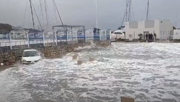 АУТОМОБИЛИ ЗАВРШИЛИ У МОРУ, А РИБЕ НА УЛИЦАМА: Оркански ветар направио праву пометњу на Јадрану (ВИДЕО)