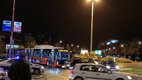 КОЛАПС НА НОВОМ БЕОГРАДУ: Судар возила ГСП-а са аутомобилом, аутобуси стоје потпуно паралисани (ВИДЕО) КОЛАПС НА НОВОМ БЕОГРАДУ: Судар возила ГСП-а са аутомобилом, аутобуси стоје потпуно паралисани (ВИДЕО)