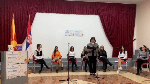 STIHOVI O DRUGARSTVU: Tradicionalna dečja pesnička manifestacija u manastirskom kompleksu Lešok kod Tetova (FOTO) STIHOVI O DRUGARSTVU: Tradicionalna dečja pesnička manifestacija u manastirskom kompleksu Lešok kod Tetova (FOTO)
