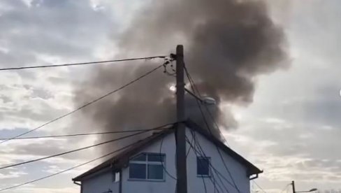 ПРВИ СНИМЦИ ПОЖАРА У КОМЕ ЈЕ СТРАДАЛО ДЕТЕ: Куља густ дим - ватрогасци се боре са ватром у Железнику (ВИДЕО) ПРВИ СНИМЦИ ПОЖАРА У КОМЕ ЈЕ СТРАДАЛО ДЕТЕ: Куља густ дим - ватрогасци се боре са ватром у Железнику (ВИДЕО)