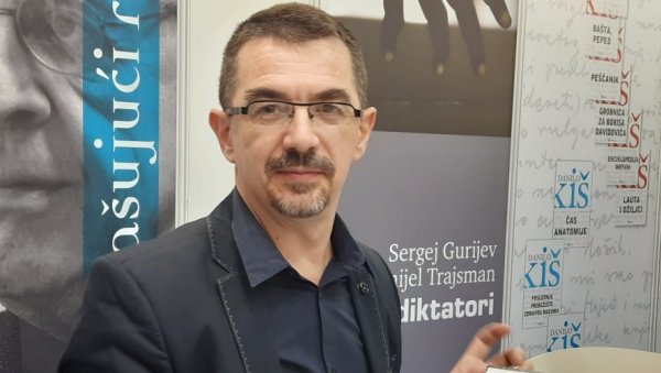 О БЕОГРАДСКОЈ МАЧКИ, УДАТОЈ У МОКРИНУ: Срђан Тешин о новој збирци прича Црна Анђелија, губитку саосећајности, кућним љубимцима...