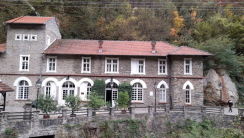 ПОДИГНУТА РУЧНИМ АЛАТОМ - ОД КАМЕНА И НА КАМЕНУ: Мала хидроелектрана „Вучје“, понос југа Србије (ФОТО/ ВИДЕО) ПОДИГНУТА РУЧНИМ АЛАТОМ - ОД КАМЕНА И НА КАМЕНУ: Мала хидроелектрана „Вучје“, понос југа Србије (ФОТО/ ВИДЕО)