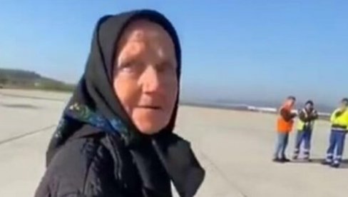 PREKRSTILA SE I UŠLA, A MNOGE JE OVAJ SNIMAK GANUO: Majka, 80 godina, prvi put u avionu, ide kod dece u Ameriku (VIDEO) PREKRSTILA SE I UŠLA, A MNOGE JE OVAJ SNIMAK GANUO: Majka, 80 godina, prvi put u avionu, ide kod dece u Ameriku (VIDEO)