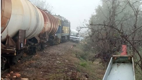 TEŽAK UDES KOD DOLJEVCA: Sudar voza i kombija, muž i žena prevezeni u UKC Niš (FOTO)