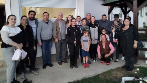 ЖИВИМО НА СВОМЕ И ОД СВОГ РАДА: Срби повратници у Метохију, њих 22, углавном младих верују у боље дане (ФОТО) ЖИВИМО НА СВОМЕ И ОД СВОГ РАДА: Срби повратници у Метохију, њих 22, углавном младих верују у боље дане (ФОТО)