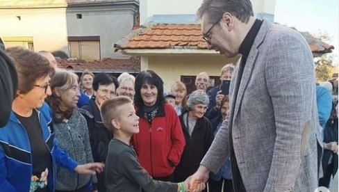 ZA MENE JE UVEK NAJLEPŠE KADA SAM SA SVOJIM NARODOM: Vučić u selu Kostur (FOTO) ZA MENE JE UVEK NAJLEPŠE KADA SAM SA SVOJIM NARODOM: Vučić u selu Kostur (FOTO)