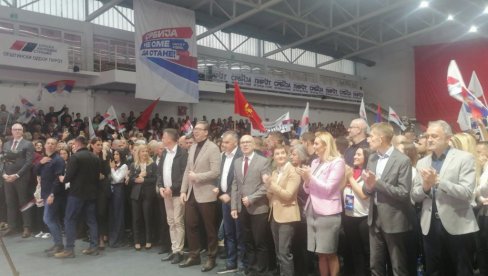 ВЕЛИКИ АПЛАУЗ ЗА ВУЧИЋА: Председник стигао на скуп у Пироту (ФОТО/ВИДЕО) ВЕЛИКИ АПЛАУЗ ЗА ВУЧИЋА: Председник стигао на скуп у Пироту (ФОТО/ВИДЕО)