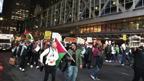 NJUJORK NA NOGAMA: Podrška Palestini - demonstranti upali u „NJujork tajms“ NJUJORK NA NOGAMA: Podrška Palestini - demonstranti upali u „NJujork tajms“