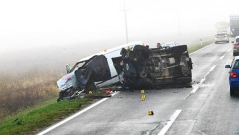 STRAVIČNE FOTOGRAFIJE NESREĆE - AUTOMOBIL POTPUNO SMRSKAN: Banožić krenuo u lov, poginuo vozač kombija (FOTO)