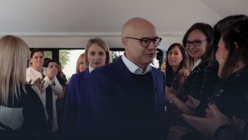 СВАКИ ГРАЂАНИН НАМ ЈЕ ЈЕДНАКО ВАЖАН, АЛИ ЖЕНЕ СУ СТУБ СВАКЕ ПОРОДИЦЕ: Вучевић и Пантић Пиља у Новом Саду (ВИДЕО) СВАКИ ГРАЂАНИН НАМ ЈЕ ЈЕДНАКО ВАЖАН, АЛИ ЖЕНЕ СУ СТУБ СВАКЕ ПОРОДИЦЕ: Вучевић и Пантић Пиља у Новом Саду (ВИДЕО)