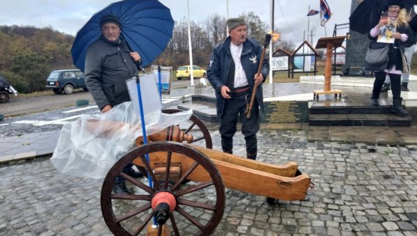 ПУЦАЛИ И ИЗ ТОПА: Дан примирја обележен и у куршумлијсксом селу Игриште крај првог споменика Гвозденом пуку