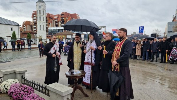 ВЕНЦИ И ЦВЕЋЕ НА СПОМЕНИКУ ЖРТВАМА БУГАРСКОГ ОКУПАТОРА: У Врању обележен Дан примирја у Првом светском рату