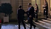 ДО СКОРОГ ВИЂЕЊА У БЕОГРАДУ: Погледајте како је Макрон испратио председника Вучића из Јелисејске палате (ВИДЕО)