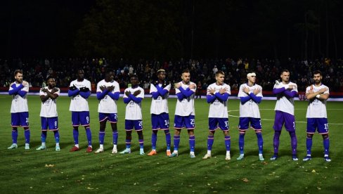 NE, NIJE ALBANSKI ORAO! Evo zašto su svi fudbaleri Zvezde prekrstili ruke na grudima (FOTO) NE, NIJE ALBANSKI ORAO! Evo zašto su svi fudbaleri Zvezde prekrstili ruke na grudima (FOTO)