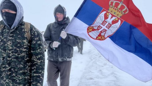 КАЈМАКЧАЛАН ПОД СНЕГОМ, ВИЈОРИ СЕ ТРОБОЈКА: Посланик СНС Душан Марић данас положио венац за хероје славне битке у Првом светском рату