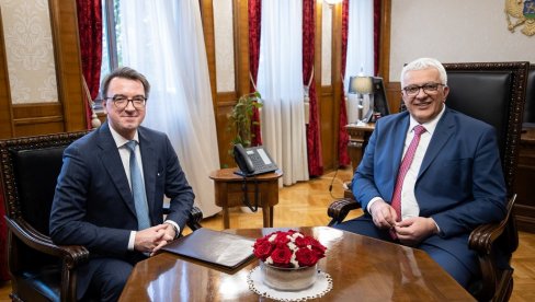 ЗБОГ РУСИЈЕ УДАРИЛИ НА МАНДИЋА: Састанак новог шефа црногорског парламента са амбасадором РФ у Подгорици ЗБОГ РУСИЈЕ УДАРИЛИ НА МАНДИЋА: Састанак новог шефа црногорског парламента са амбасадором РФ у Подгорици