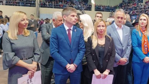 ПОДРЖАВАМ ПРЕДСЕДНИКА ЗБОГ КОСОВА И МЕТОХИЈЕ Гујон на скупу у Смедереву: Желим да се борим заједно са вама и са Вучићем ПОДРЖАВАМ ПРЕДСЕДНИКА ЗБОГ КОСОВА И МЕТОХИЈЕ Гујон на скупу у Смедереву: Желим да се борим заједно са вама и са Вучићем