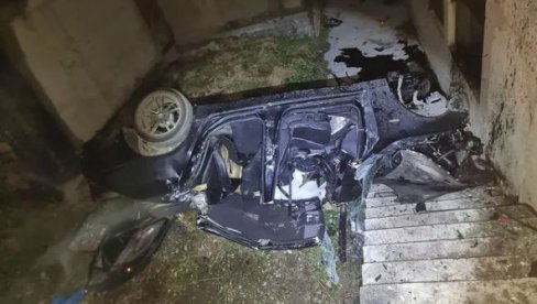ВОЗИЛО У СМЕДЕРЕВУ СЛЕТЕЛО СА ПУТА ПА ПАЛО НИЗ СТЕПЕНИЦЕ: Аутомобил потпуно смрскан, на све стране расути делови (ФОТО) ВОЗИЛО У СМЕДЕРЕВУ СЛЕТЕЛО СА ПУТА ПА ПАЛО НИЗ СТЕПЕНИЦЕ: Аутомобил потпуно смрскан, на све стране расути делови (ФОТО)