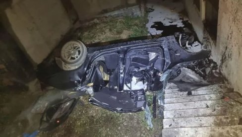 VOZILO U SMEDEREVU SLETELO SA PUTA PA PALO NIZ STEPENICE: Automobil potpuno smrskan, na sve strane rasuti delovi (FOTO)