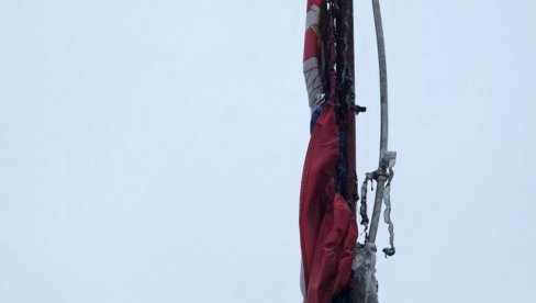 BEZUMLJE ALBANSKIH EKSTREMISTA: Zapaljena trobojka na spomeniku ubijenim i kidnapovanim Srbima u Orahovcu (FOTO/VIDEO) BEZUMLJE ALBANSKIH EKSTREMISTA: Zapaljena trobojka na spomeniku ubijenim i kidnapovanim Srbima u Orahovcu (FOTO/VIDEO)