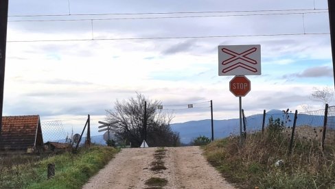 РАДОВИ НА ПРУЖНОМ ПРЕЛАЗУ У ПАРАЋИНУ: За сутра најављена забрана саобраћаја