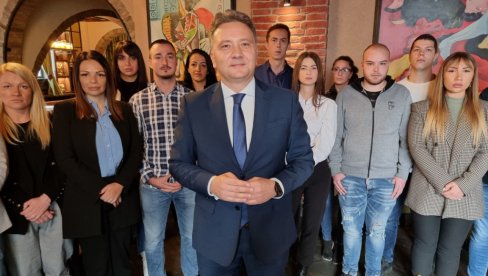СРБИЈА НЕ СМЕ ДА СТАНЕ: Ђурићева и Јовановић раговарали са младима о развоју ИТ сектора СРБИЈА НЕ СМЕ ДА СТАНЕ: Ђурићева и Јовановић раговарали са младима о развоју ИТ сектора