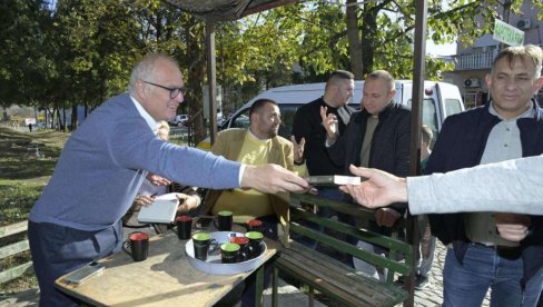 VESIĆ SVRATIO U MALU PLANU: Ispunjavamo obećanja i rešavamo probleme sa građanima (FOTO) VESIĆ SVRATIO U MALU PLANU: Ispunjavamo obećanja i rešavamo probleme sa građanima (FOTO)