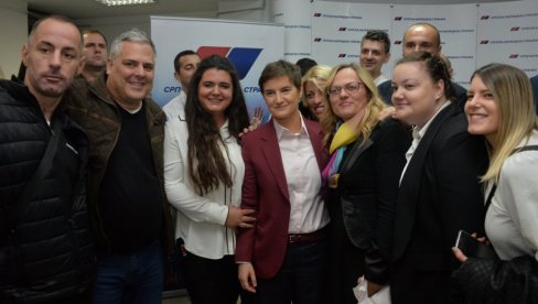 СРБИЈА ТРЕБА ДА БУДЕ ПОНОСНА: Гујон и Брнабићева посетили Крагујевац СРБИЈА ТРЕБА ДА БУДЕ ПОНОСНА: Гујон и Брнабићева посетили Крагујевац