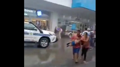 ДРАМАТИЧНИ СНИМЦИ НАКОН ЗЕМЉОТРЕСА НА ФИЛИПИНИМА: Људи панично бежали из тржног центра, рушио се плафон (ФОТО/ВИДЕО) ДРАМАТИЧНИ СНИМЦИ НАКОН ЗЕМЉОТРЕСА НА ФИЛИПИНИМА: Људи панично бежали из тржног центра, рушио се плафон (ФОТО/ВИДЕО)