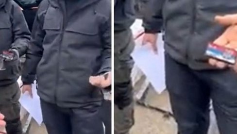 POGLEDAJTE KAKO HRVATI MALTRETIRAJU SRPSKE RADNIKE: Trobojka u Vukovaru zabranjena, čak i na amblemu radne uniforme (VIDEO) POGLEDAJTE KAKO HRVATI MALTRETIRAJU SRPSKE RADNIKE: Trobojka u Vukovaru zabranjena, čak i na amblemu radne uniforme (VIDEO)
