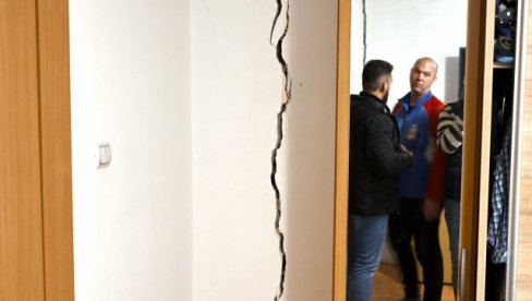 KIŠA TOPI TEMELJE KUĆA U NOVOGRADSKOJ: Još se ne zna ko je odgovoran za oštećenja na domovima u zemunskoj ulici (FOTO) KIŠA TOPI TEMELJE KUĆA U NOVOGRADSKOJ: Još se ne zna ko je odgovoran za oštećenja na domovima u zemunskoj ulici (FOTO)