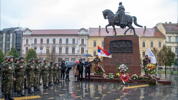 СЕЋАЊЕ НА ОСЛОБОДИОЦЕ: У Зрењанину по киши обележен празник града - Дан ослобођења у Првом светском рату (ФОТО)