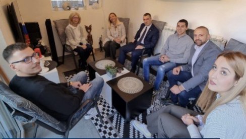 МЛАДОСТ СРБИЈЕ ЈЕ СТУБ БУДУЋНОСТИ НАШЕ ЗЕМЉЕ: Владимир Орлић и Татјана Мацура у посети породици Софронијевић из Кнежевца МЛАДОСТ СРБИЈЕ ЈЕ СТУБ БУДУЋНОСТИ НАШЕ ЗЕМЉЕ: Владимир Орлић и Татјана Мацура у посети породици Софронијевић из Кнежевца