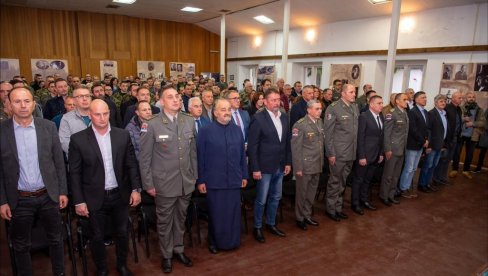 ДАН БАНАТСКЕ БРИГАДЕ ВОЈСКЕ СРБИЈЕ: Празник града Зрењанина обележен и у касарни Народни херој Светозар Марковић Тоза (ФОТО) ДАН БАНАТСКЕ БРИГАДЕ ВОЈСКЕ СРБИЈЕ: Празник града Зрењанина обележен и у касарни Народни херој Светозар Марковић Тоза (ФОТО)
