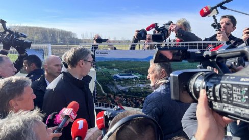 VUČIĆ: Srbija ima 5 milijardi evra na računu, budžeti zemalja u okruženju po dva puta manji VUČIĆ: Srbija ima 5 milijardi evra na računu, budžeti zemalja u okruženju po dva puta manji