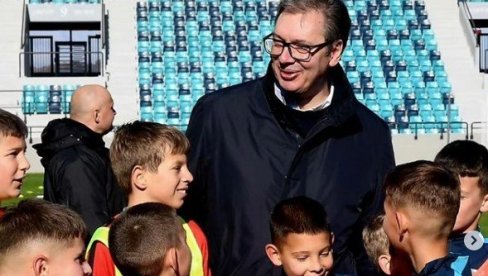 MISLEĆI NA BUDUĆNOST, MORAMO DA MISLIMO PRVENSTVENO NA NAŠU DECU: Predsednik obišao i otvorio savremeni stadion Kraljevica u Zaječaru MISLEĆI NA BUDUĆNOST, MORAMO DA MISLIMO PRVENSTVENO NA NAŠU DECU: Predsednik obišao i otvorio savremeni stadion Kraljevica u Zaječaru