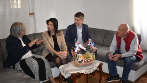 НАША ПОДРШКА, СНАГА И ОСЛОНАЦ СУ НАЈСТАРИЈИ СУГРАЂАНИ: Ирена Вујовић и Арно Гујон у посети брачном пару Тодоровић НАША ПОДРШКА, СНАГА И ОСЛОНАЦ СУ НАЈСТАРИЈИ СУГРАЂАНИ: Ирена Вујовић и Арно Гујон у посети брачном пару Тодоровић