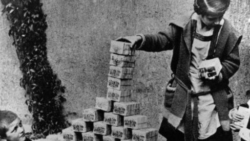 СЛОМ МАРКЕ: Тачно 100 година од када су Немци зауставили своју инфлацију СЛОМ МАРКЕ: Тачно 100 година од када су Немци зауставили своју инфлацију